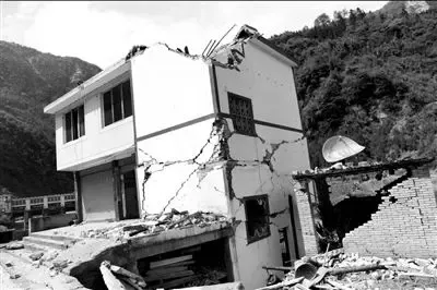 四川雅安庐山地震中的房屋