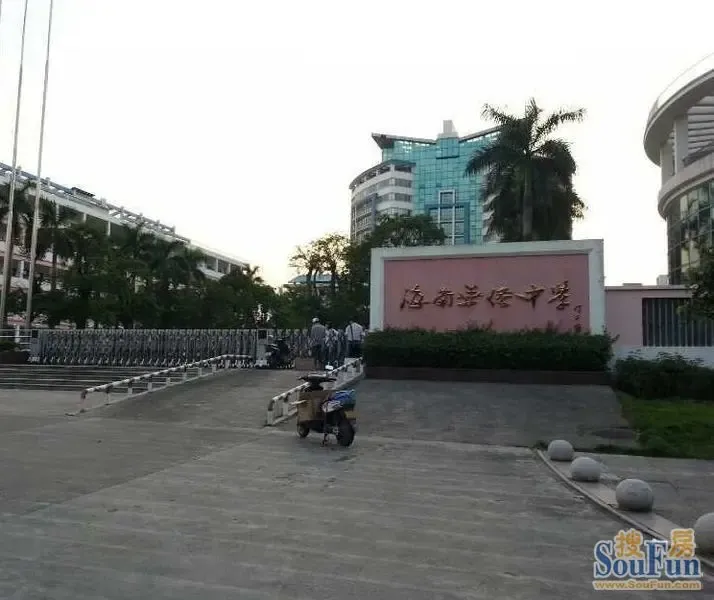 海南华侨中学校门