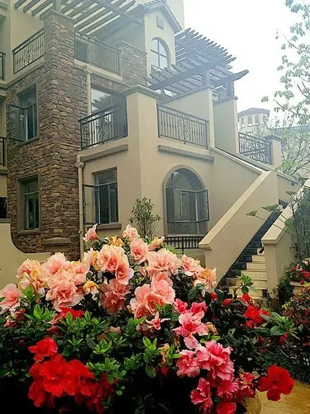 两个红绿灯的距离,畅享万达广场,天虹广场等 繁华盛景,向前一步即是万