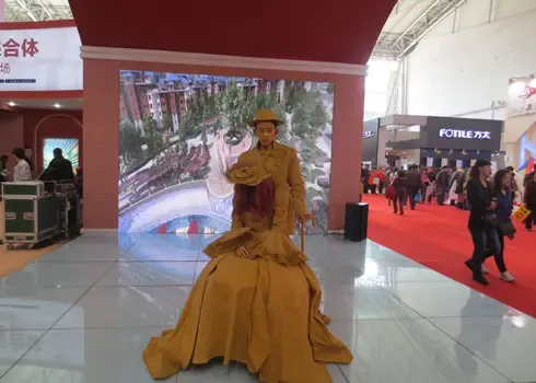 铜人模特现场表演