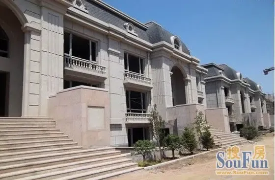 枫丹丽都位于东风路南侧,目前别墅区已经建完,小高层也已落成,高层