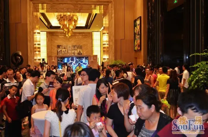厦门首次夜晚清凉看房 超500人挤爆售楼处