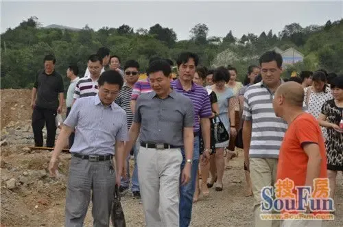 淮南市房管局副局长胡学亮(右四),凤台县房管局局长潘斌(左二)深入"