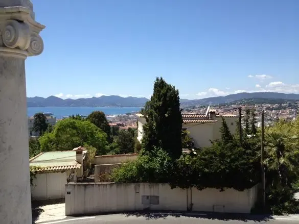 央视女主播姜丰海外别墅曝光 看各大牌主播嫁何人