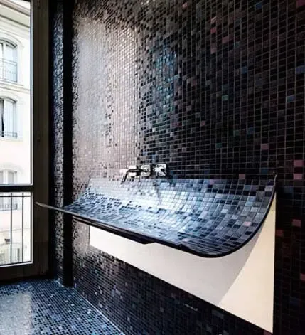 波普艺术马赛克卫生间装修 时尚与经典的乐章