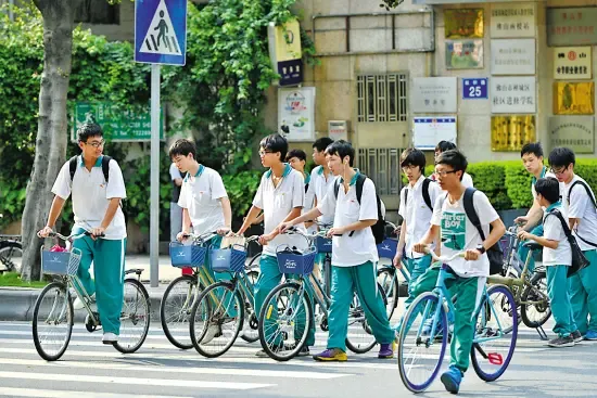 图为佛山某职业高中学生放学路上羊城晚报记者 汤铭明在记者调查中,不