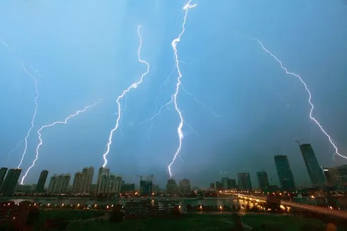 26日晚福州惊现闪电奇观看看什么叫做五雷轰顶