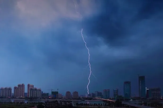 26日晚福州惊现闪电奇观 看看什么叫做"五雷轰顶"