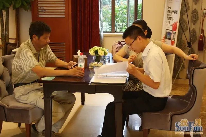 伟星城幸福里9月13日对外放号三百客户挤爆售楼处