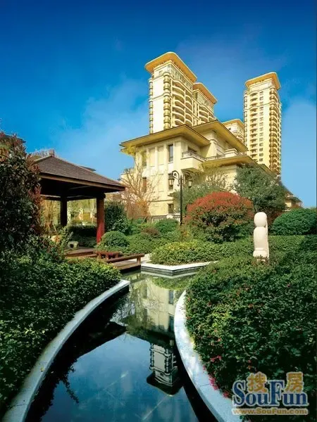 动态:品尊国际双拼别墅在售,共11栋22户,面积约400平米,价格1000万/套