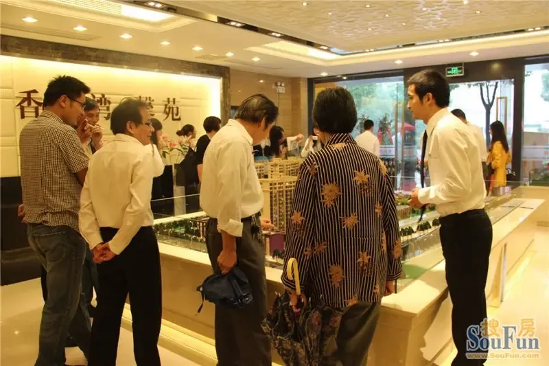 置业顾问在给客户热情的介绍项目