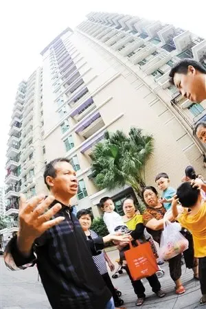 深圳南山缤纷假日豪园小区 玻璃墙破裂俩小伙坠楼身亡