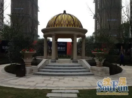 小区整体地势抬高1-2米,坡地景观,artdeco经典三段式外立面,古典围墙