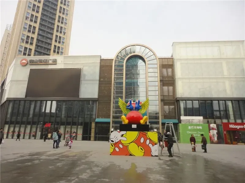 楼市神算子奥山世纪城: 奥山世纪城前有奥山世纪广场