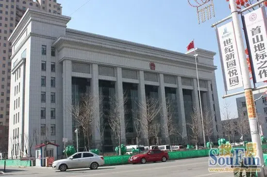 在项目门口的县政府实景图