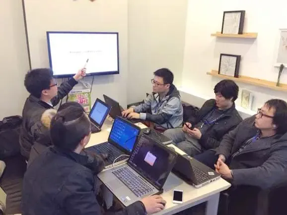 房天下培训人员为设计师认真讲解大赛内容