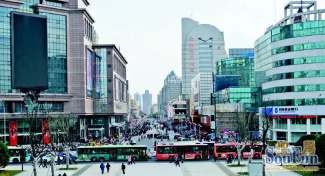 自然形成一个门类齐全的商业圈,与南大街遥相呼应;20年前,南通人提起