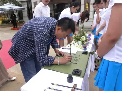 嘉宾用毛笔签到