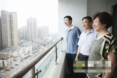 首批江源半岛居民喜得新居市领导为居民代表发放钥匙