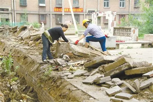 工人们正在对地下供热管网进行修缮