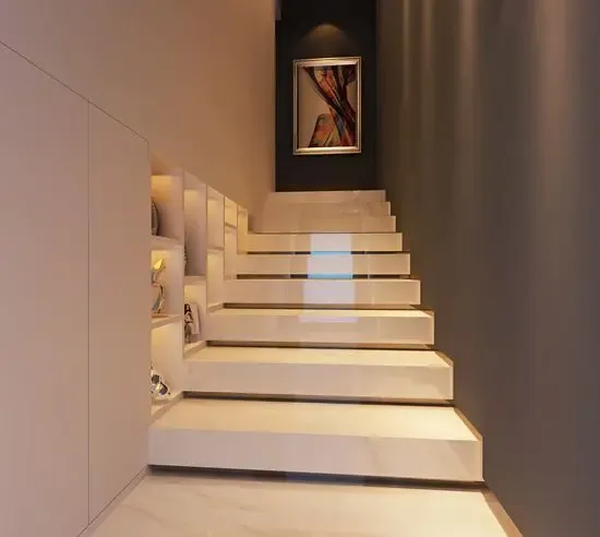 玄关:楼梯踏步内嵌镜钢,丰富空间层次感,墙面切槽暗藏暖色灯带与前面
