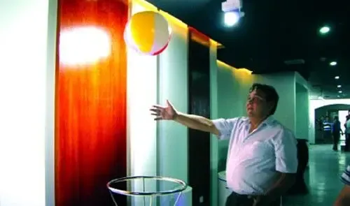 一位观众正在体验伯努利力的奇妙现象