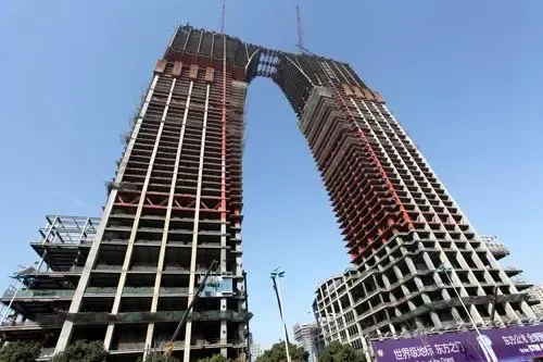 中国建筑越来越"奇葩" 有人感到被羞辱