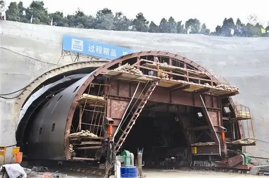 四层楼巨无霸行走团山隧道筑支撑墙图