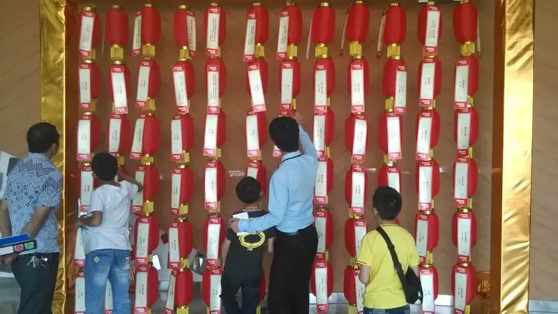 猜灯谜的灯谜墙面前总是聚满了小朋友,现在的生活中