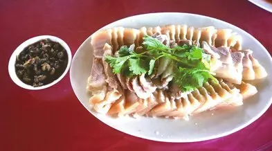 白切海猪肉沾沙蟹汁。