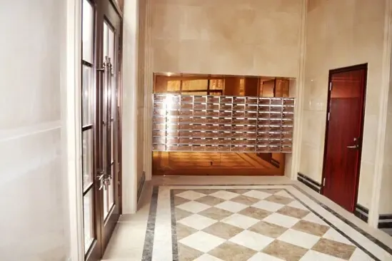 她说,在参考样板房时,看到玖珑湾宽敞明亮的入户大堂,高档青铜材质的