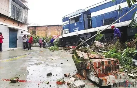广西:火车头破墙而入 差三四米就要撞到居民楼(图)_房产资讯-北海房天