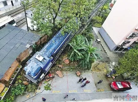 广西:火车头破墙而入 差三四米就要撞到居民楼(图)_房产资讯-北海房天