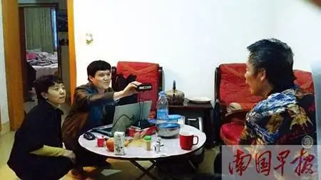工作人员上门为一名退休人员拍照建模。