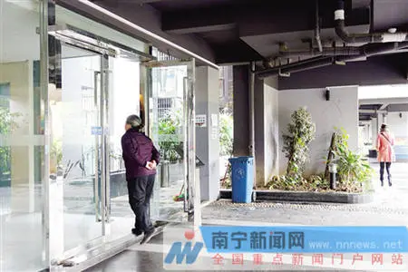 家门现怪异划痕居民忧小偷踩点