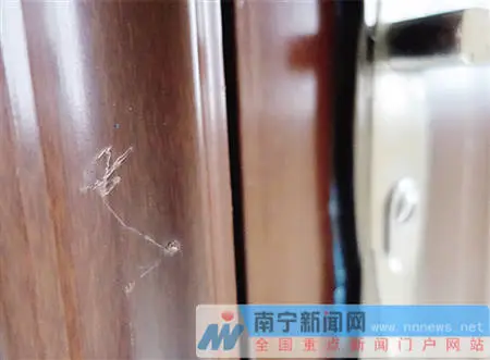 家门现怪异划痕居民忧小偷踩点
