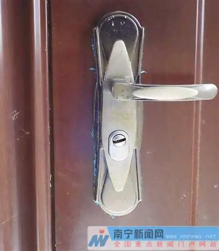 家门现怪异划痕居民忧小偷踩点