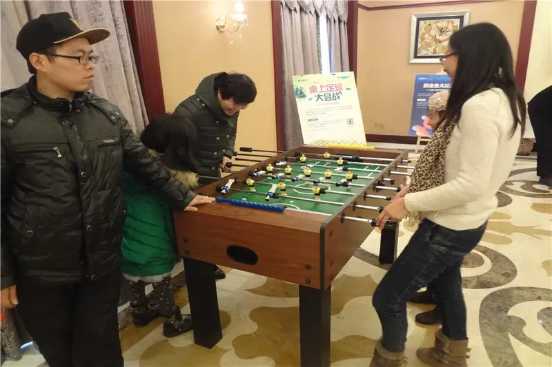 游戏活动,现场有室内高尔夫,桌上足球,捞金鱼比赛,互动魔术等小游戏