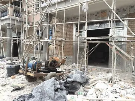 断电后，村民们只能用发电机建房。