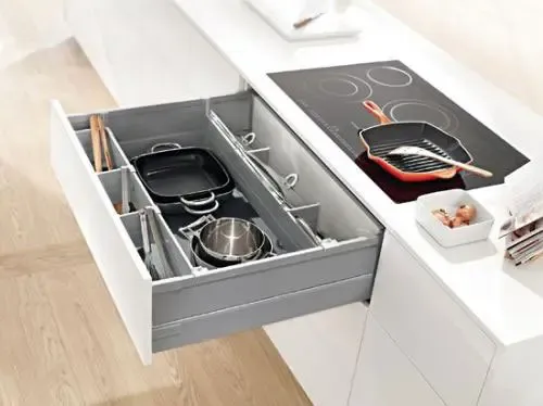 如果抽屉与灶台同宽,记得要在抽屉内多分几个隔断,以便更有效地进行