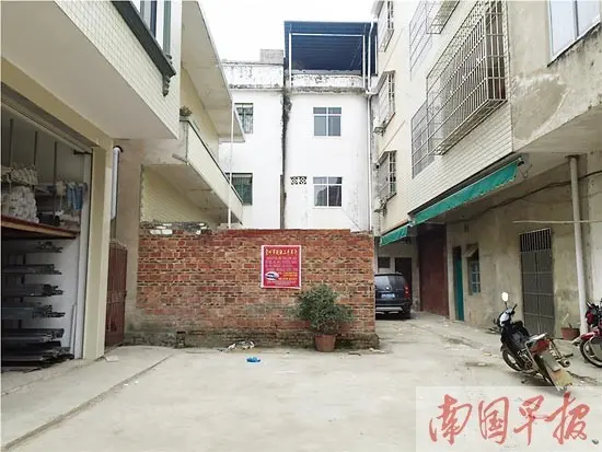 伙房已经废弃多年，里面丢满了垃圾。