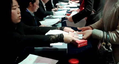 河南洛阳开发商摆800万现金墙现场发放
