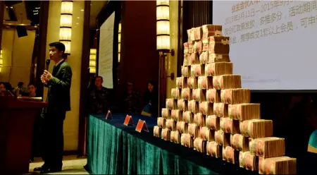 河南洛阳开发商摆800万现金墙现场发放