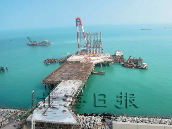 中石化广西液化天然气码头综合用房正在施工。 李彦波 摄