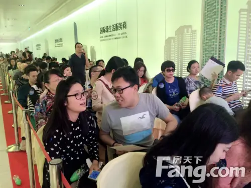 看房团在港铁·天颂内排队