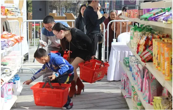 (图)超市狂人现场"抢购"