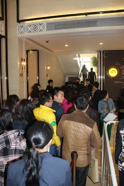焦急的排队选房客户(图片来源:房天下)