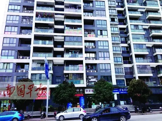 南宁市青林路一小区，不少住宅阳台打出了商业广告。