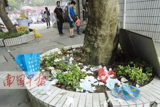 4月5日，在南宁市殡仪馆内，有些市民在扫墓区祭祀时乱扔垃圾。 