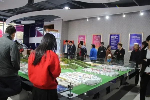 销售人员讲解沙盘